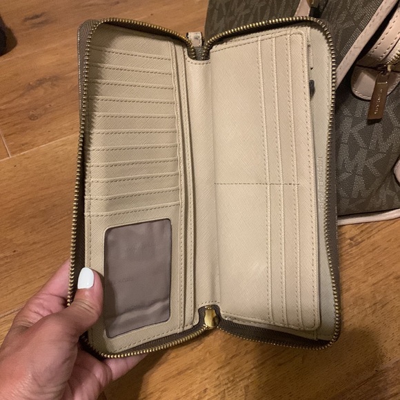 Michael Kors purse w/ wallet - Picture 6 of 8